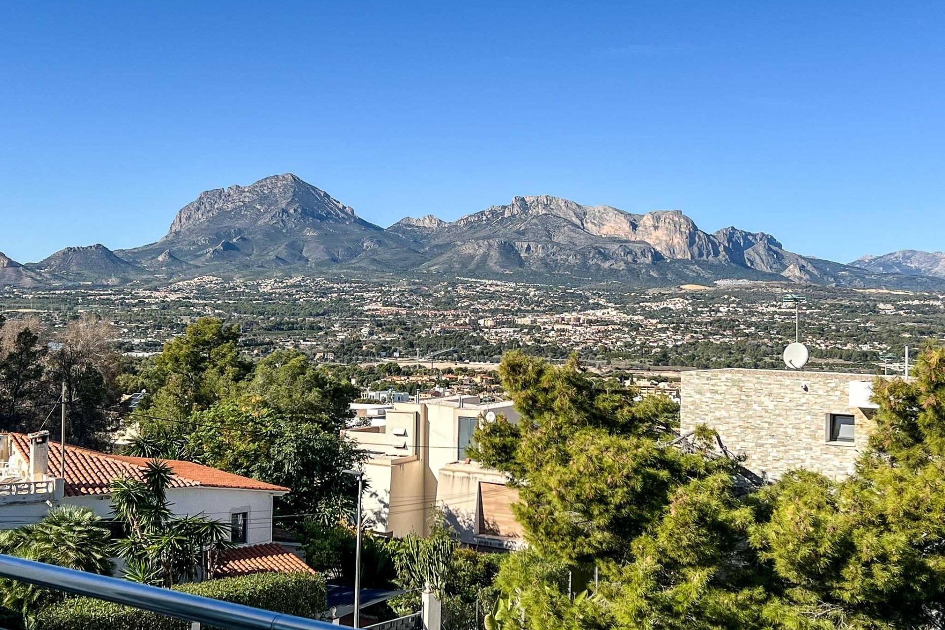 Herverkoop - Herenhuis -
Alfaz del Pi - Albir