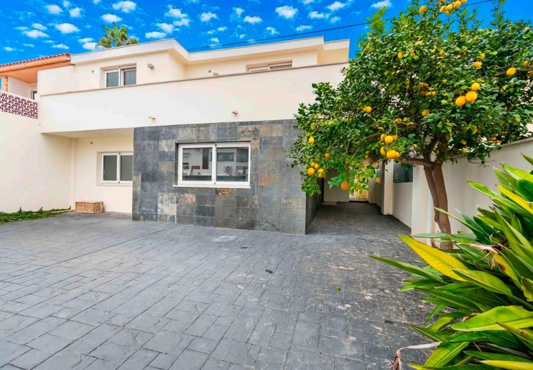 Herverkoop - Villa / Halfvrijstaand -
Alfaz del Pi - Albir