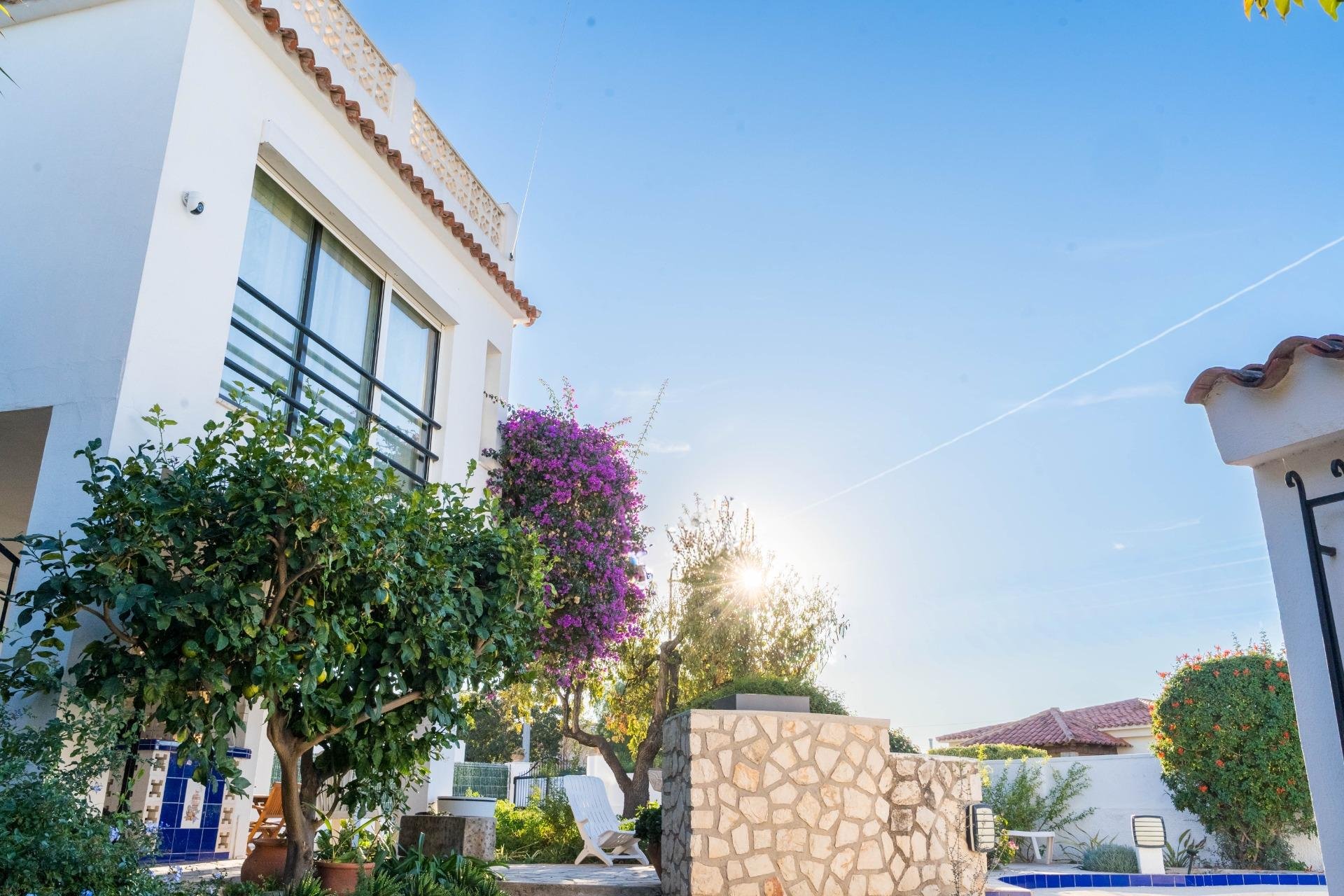 Herverkoop - Villa / Halfvrijstaand -
Alfaz del Pi - Albir