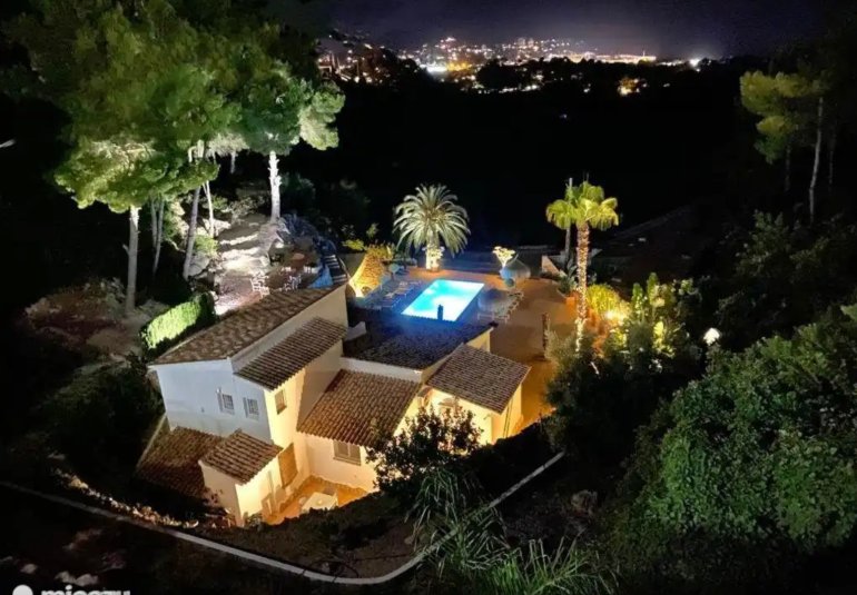 Herverkoop - Villa -
Moraira - Benimeit