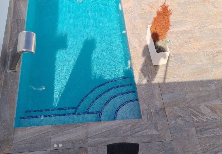 Neue Gebäude - Villa -
avileses