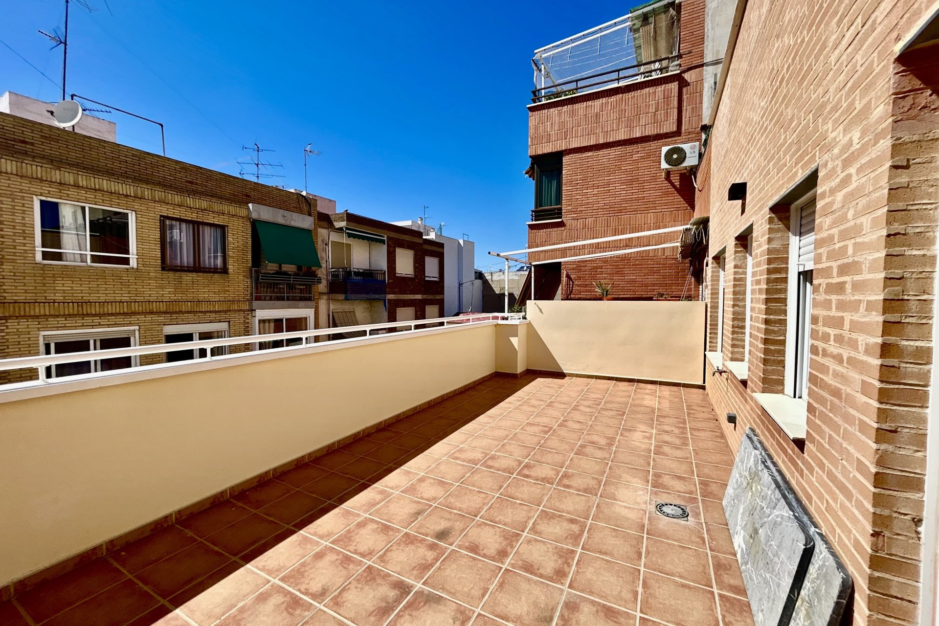 Neue Gebäude - Wohnung -
Alicante (Alacant)