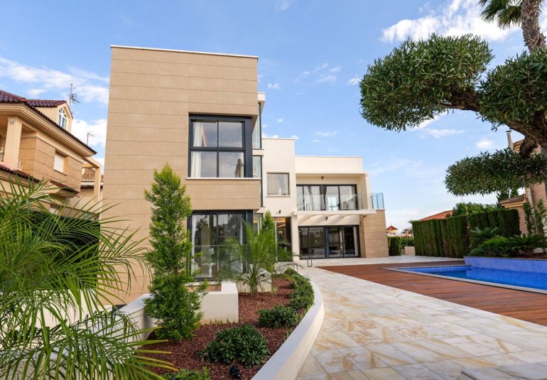 Obra nueva - Villa -
Torrevieja