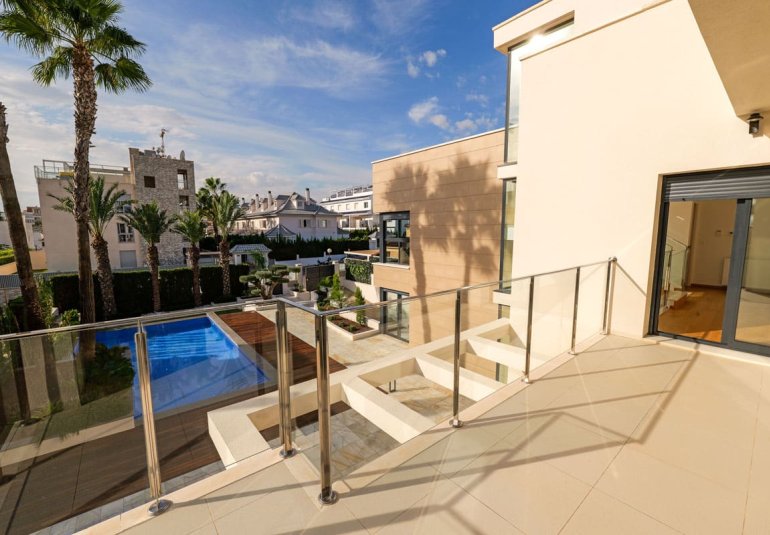 Obra nueva - Villa -
Torrevieja