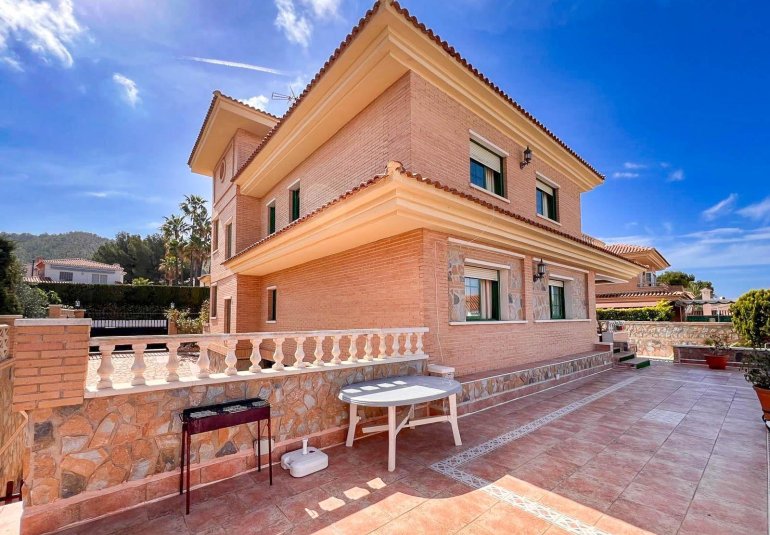 Resale - Villa -
Benidorm