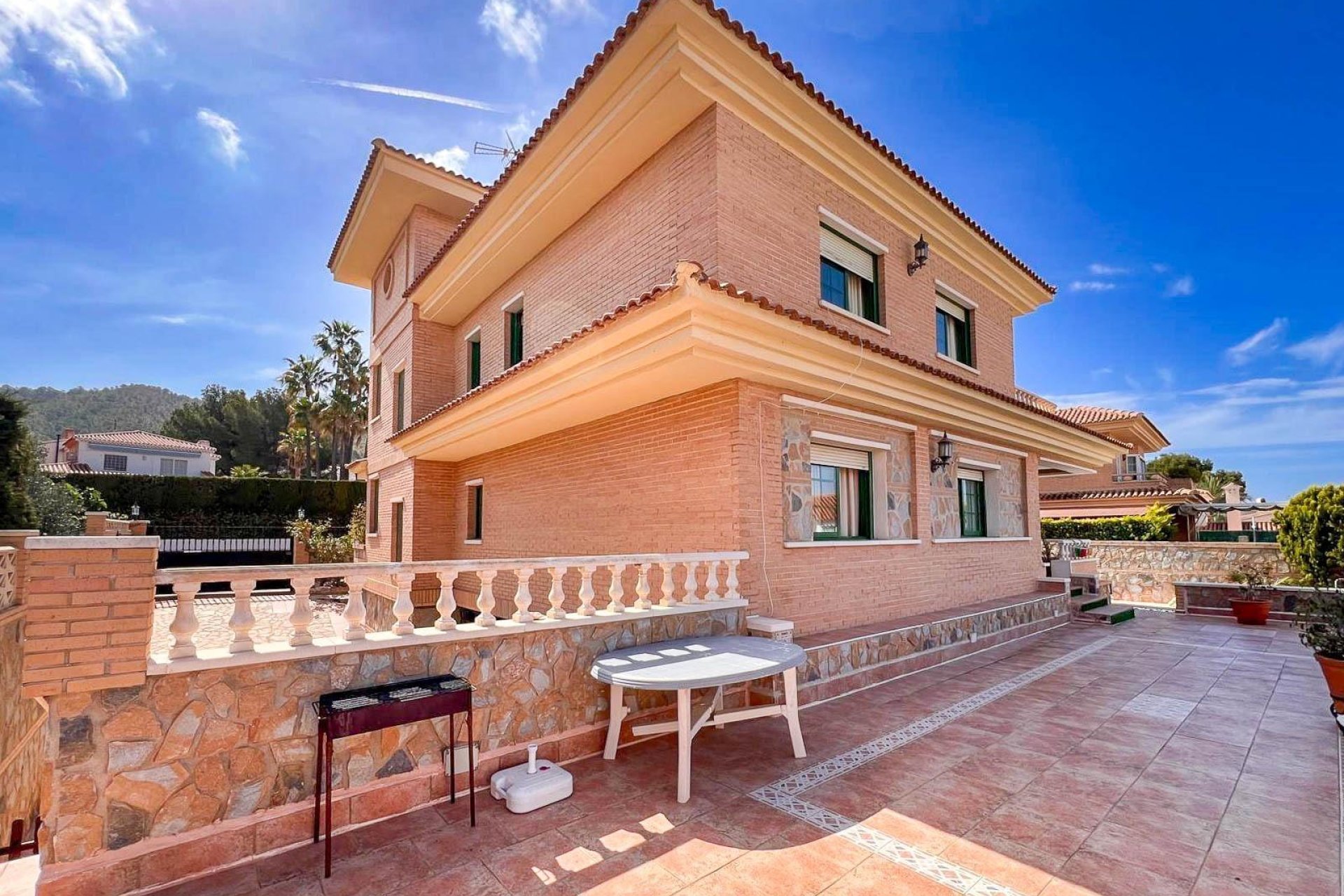 Resale - Villa -
Benidorm