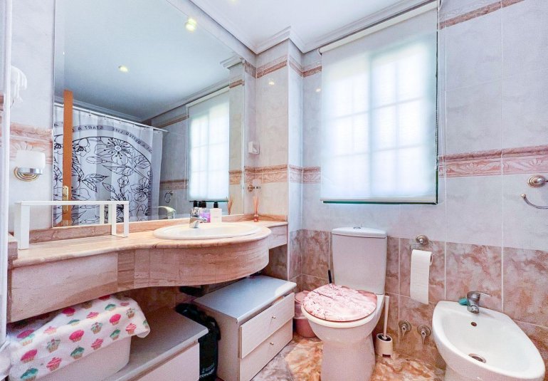 Resale - Villa -
Benidorm