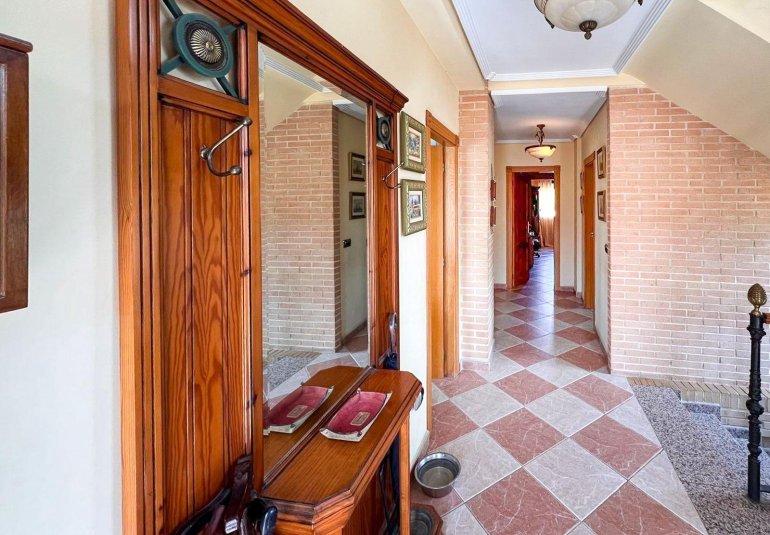 Resale - Villa -
Benidorm