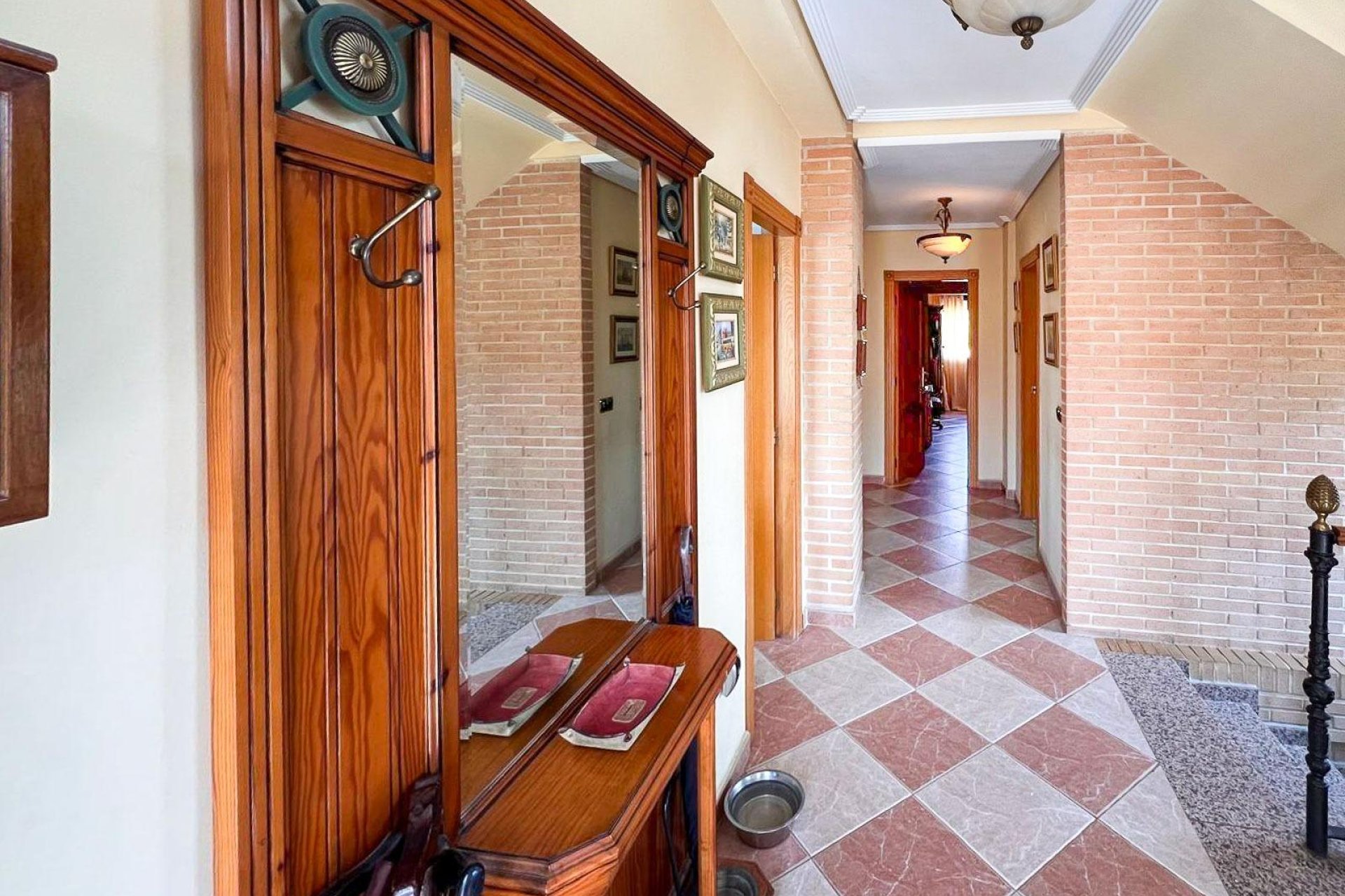 Resale - Villa -
Benidorm