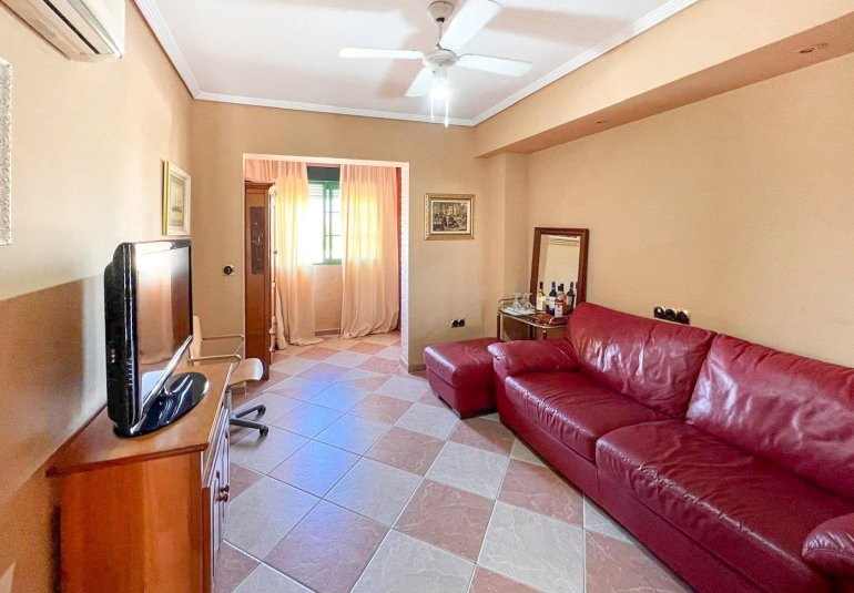 Resale - Villa -
Benidorm