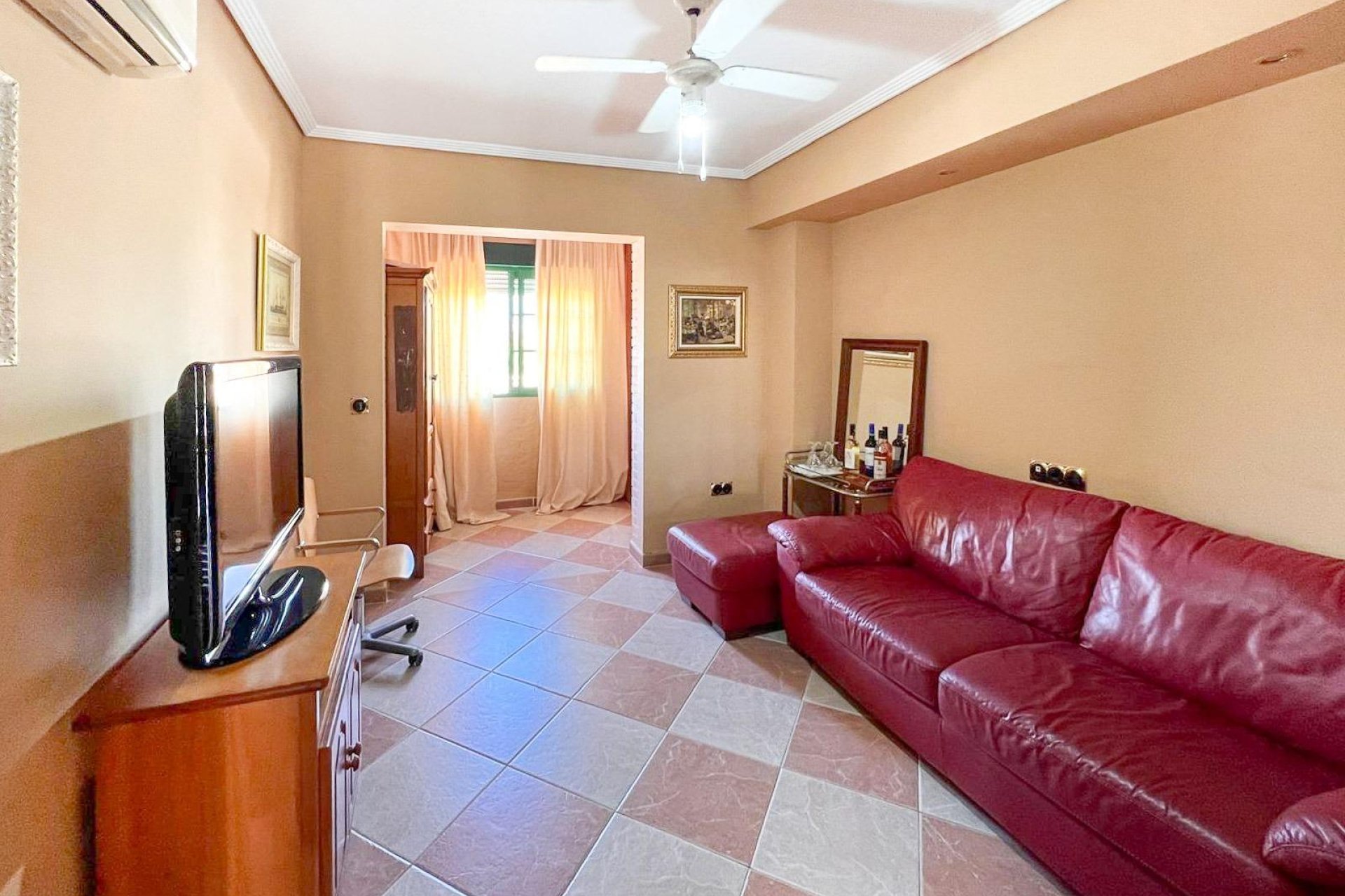 Resale - Villa -
Benidorm
