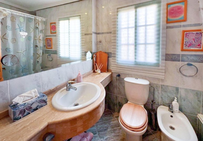 Resale - Villa -
Benidorm