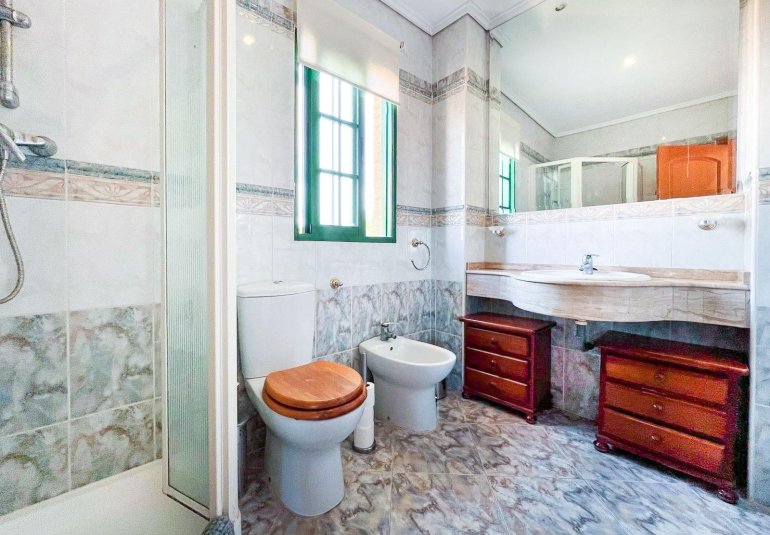 Resale - Villa -
Benidorm