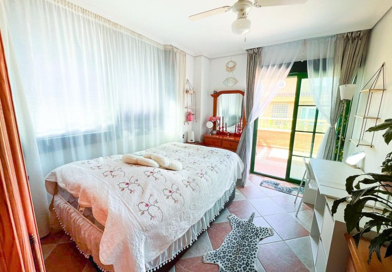 Resale - Villa -
Benidorm