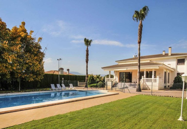 Resale - Villa -
Benidorm