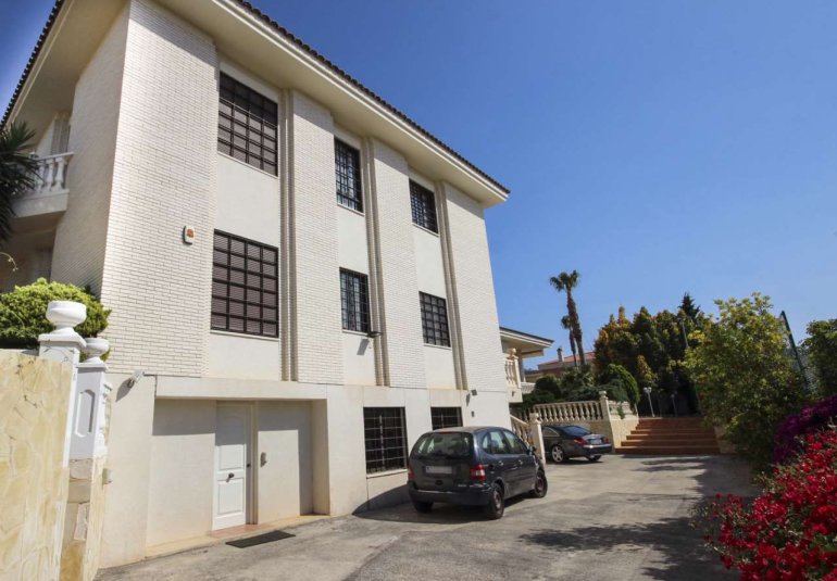 Resale - Villa -
Benidorm