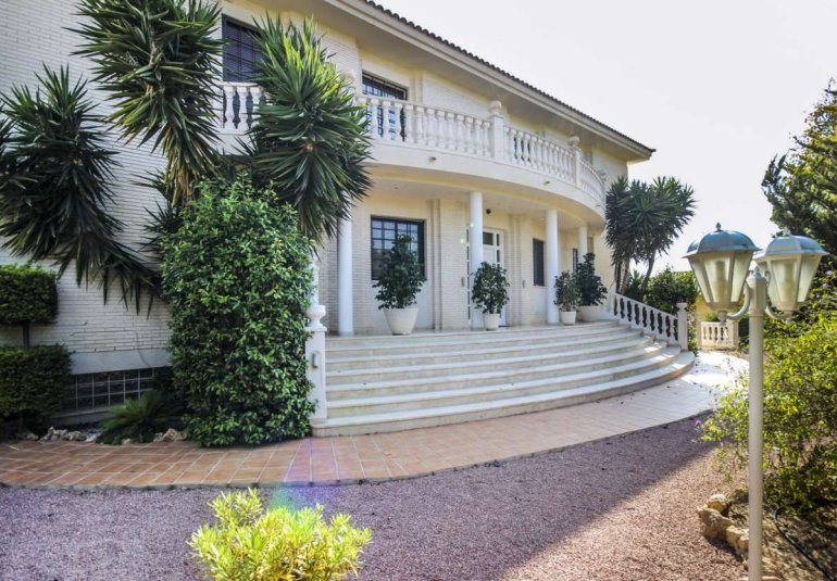 Resale - Villa -
Benidorm