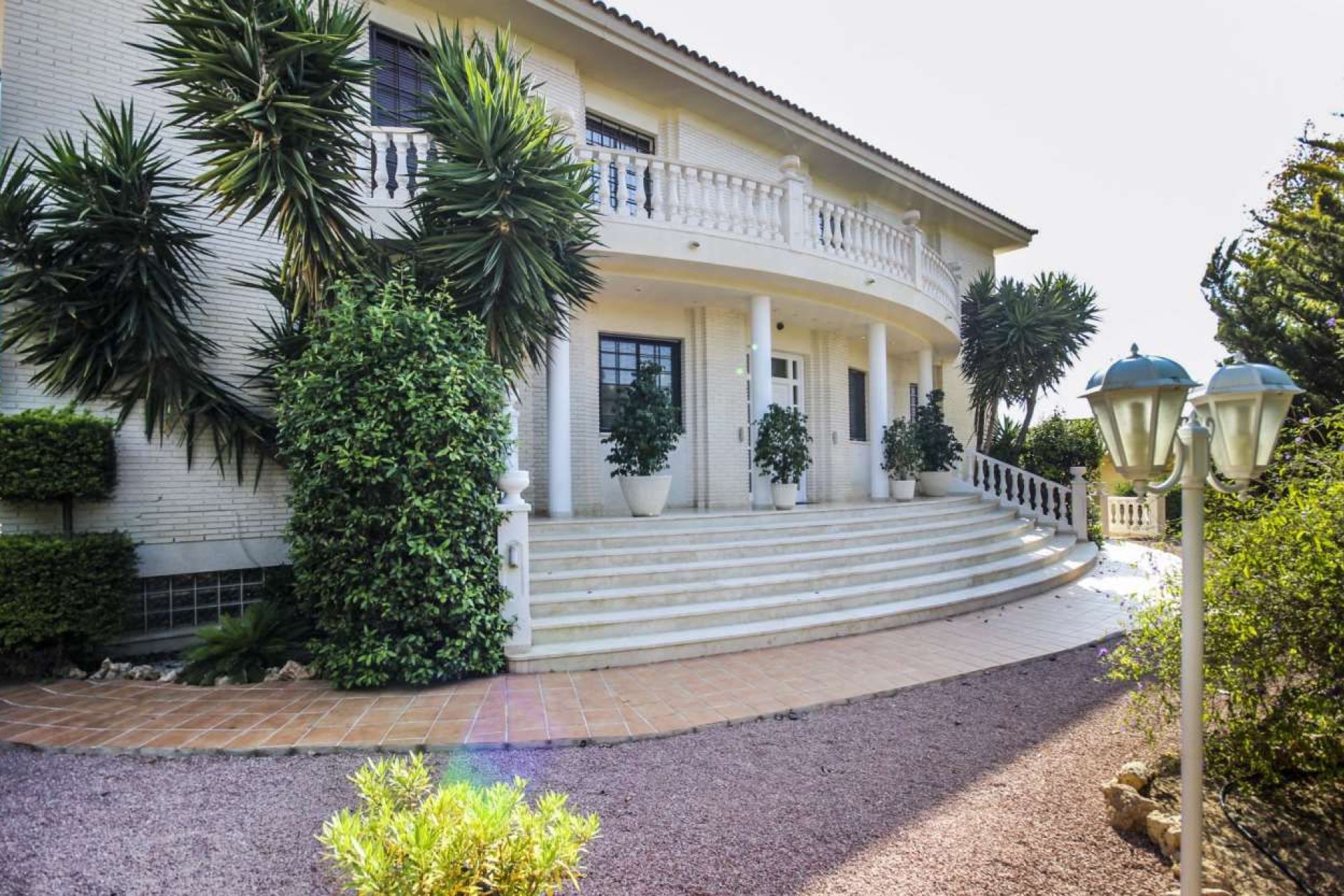 Resale - Villa -
Benidorm