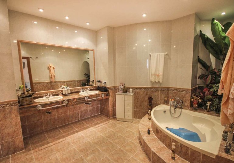 Resale - Villa -
Benidorm