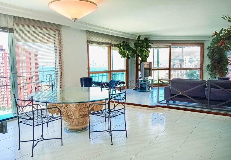 Resale - Villa -
Benidorm