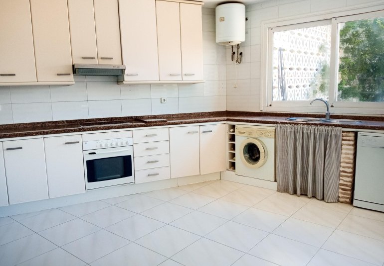 Resale - Villa -
Benidorm