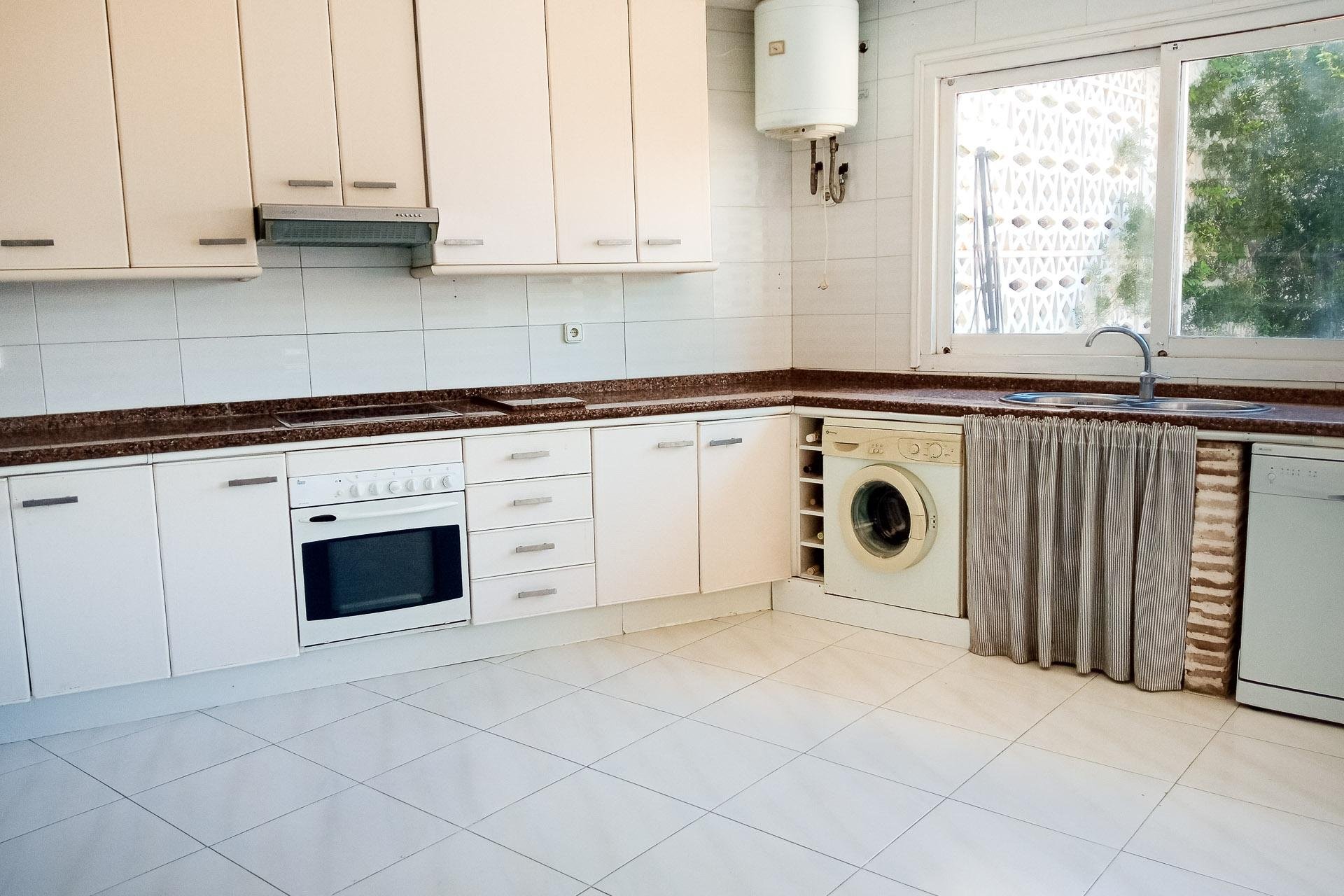 Resale - Villa -
Benidorm