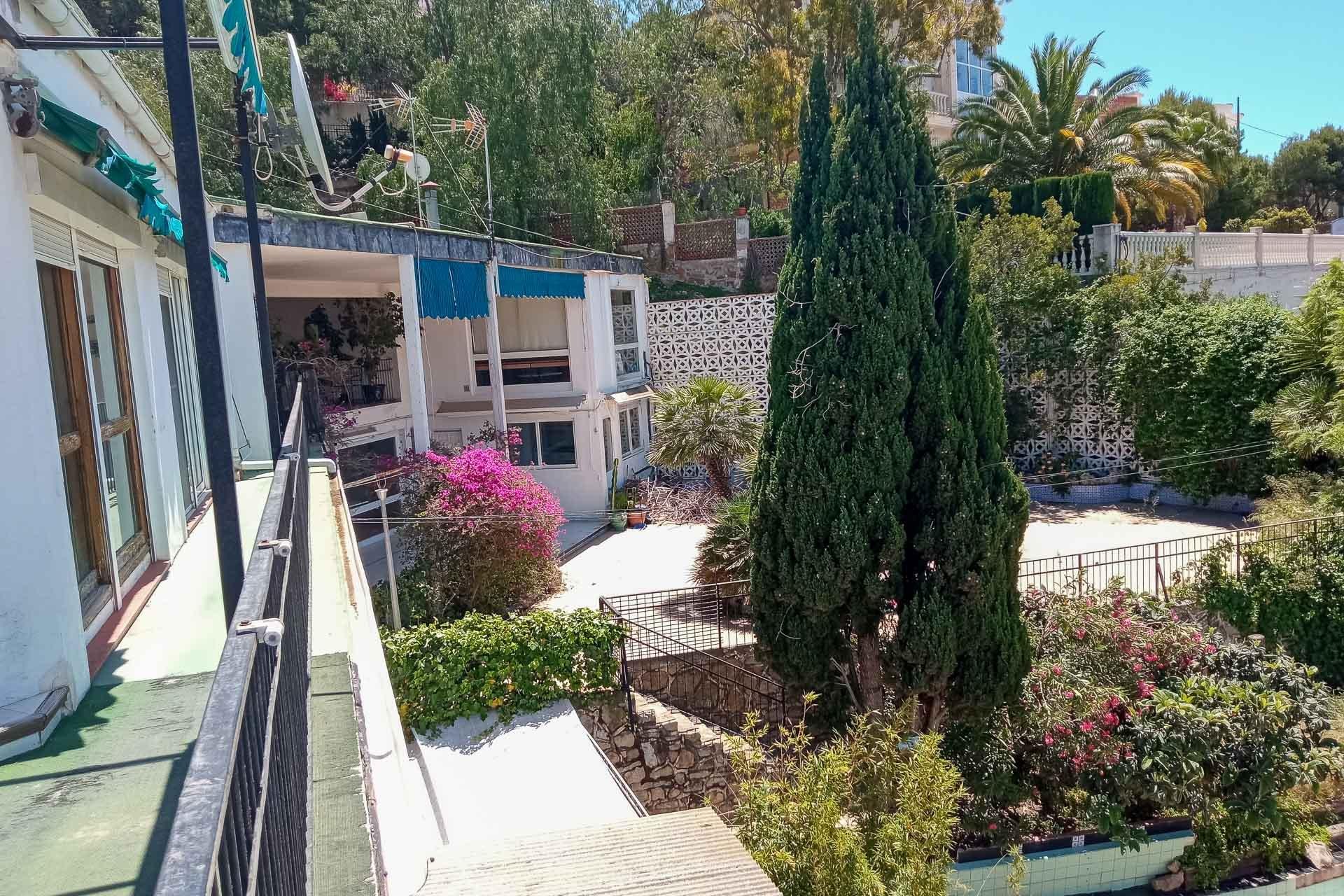 Resale - Villa -
Benidorm