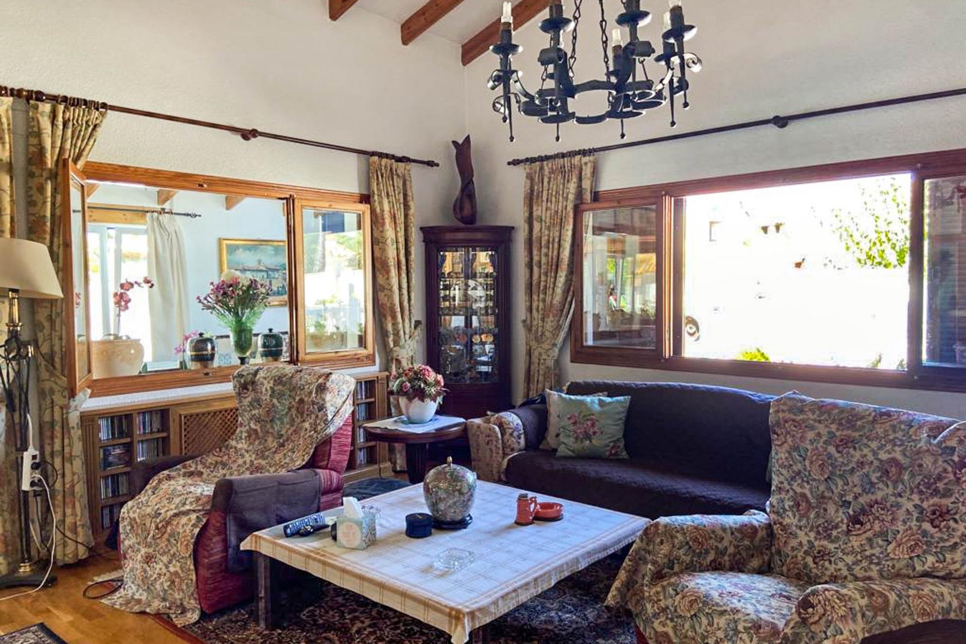 Resale - Villa -
Benidorm