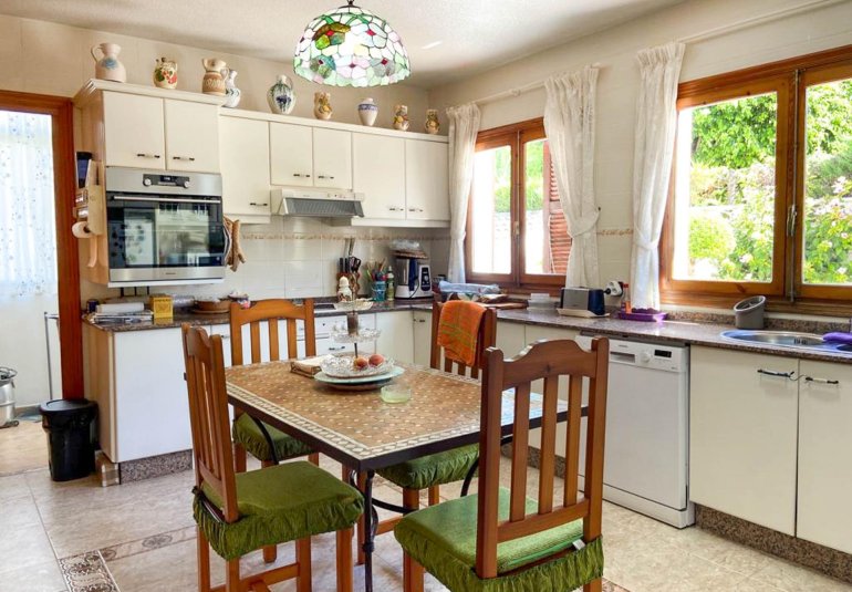 Resale - Villa -
Benidorm