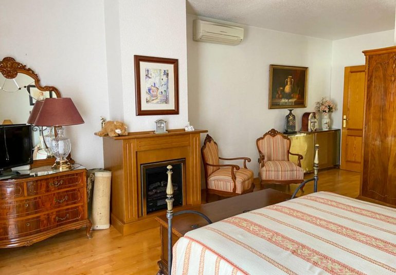 Resale - Villa -
Benidorm