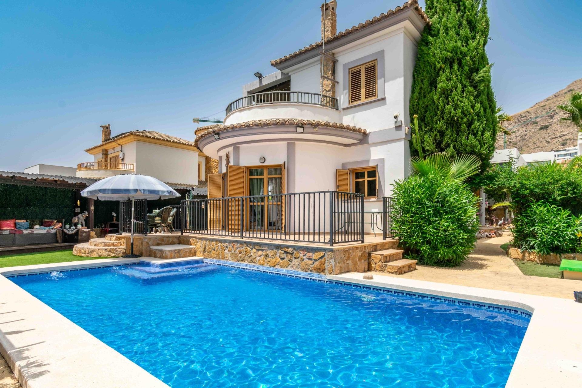 Resale - Villa -
Finestrat