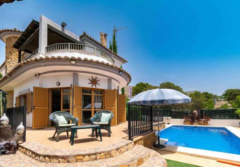 Resale - Villa -
Finestrat