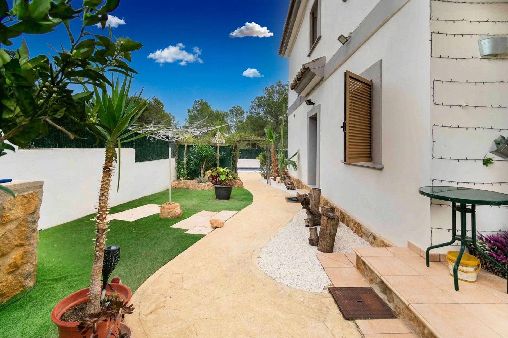 Resale - Villa -
Finestrat