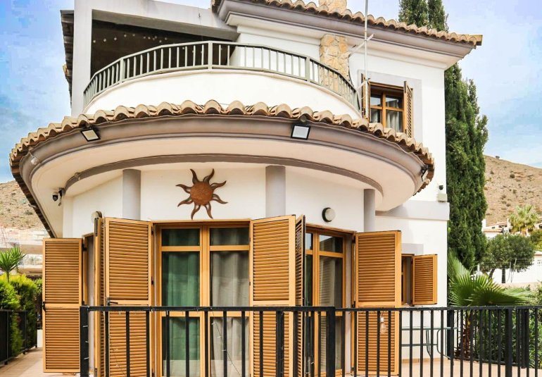 Resale - Villa -
Finestrat