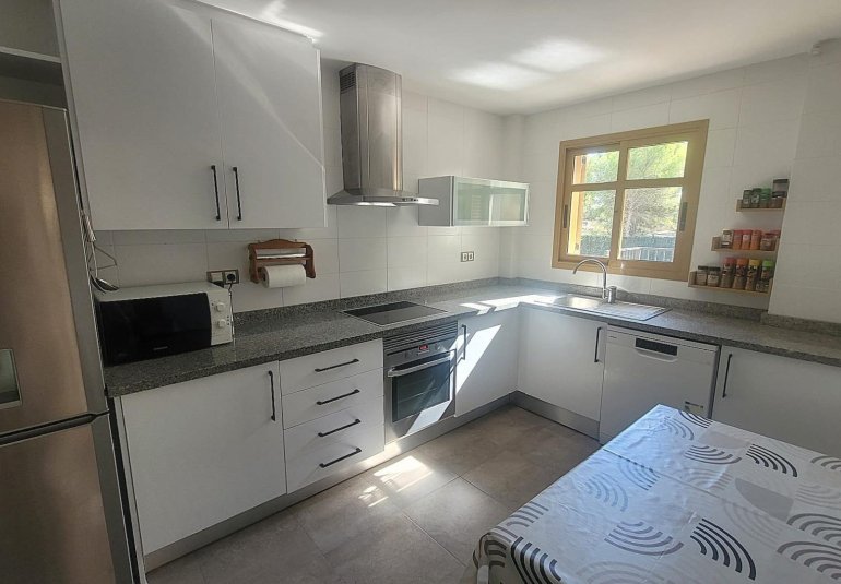 Resale - Villa -
Finestrat