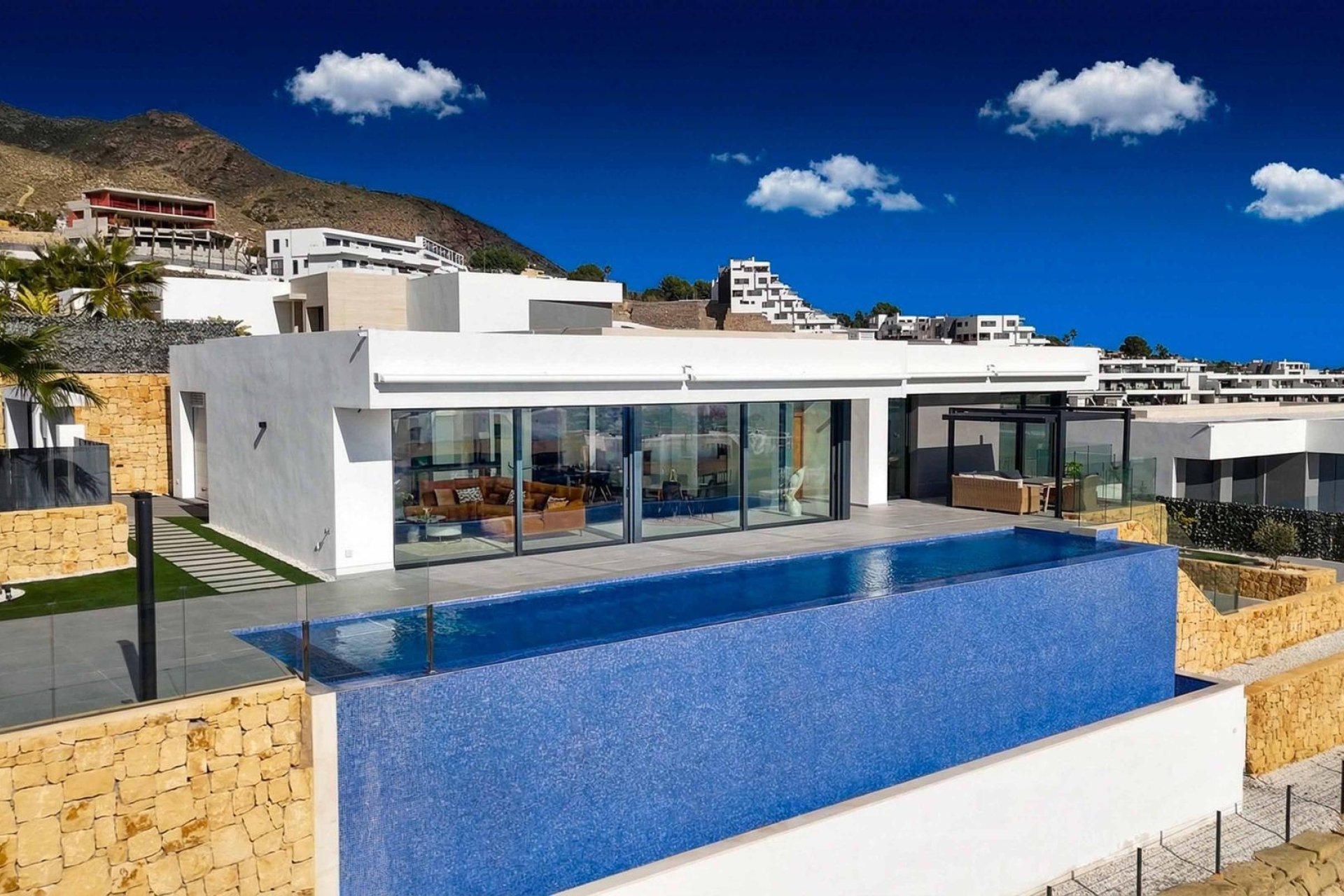 Resale - Villa -
Finestrat