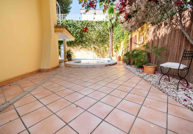 Resale - Villa / Semi semi-detached -
Alfaz del Pi - Albir