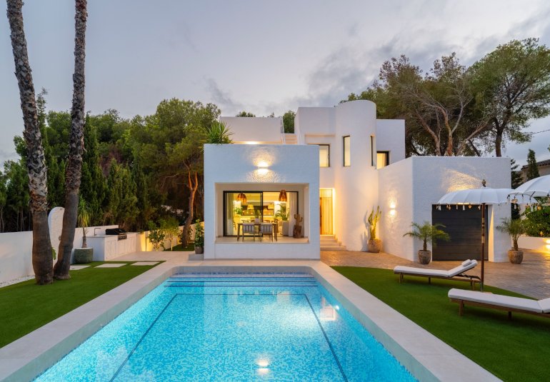 Reventa - Villa -
Altea - Urbanizaciones