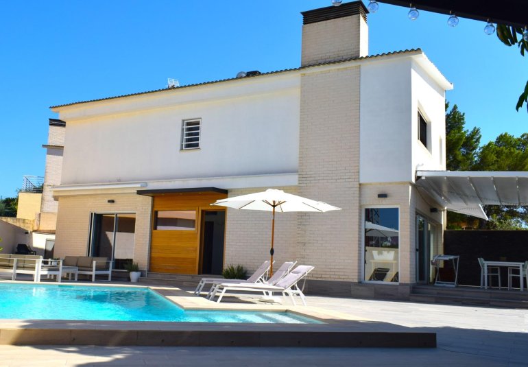 Wiederverkauf - Villa / Doppelhaushälfte -
Alfaz del Pi